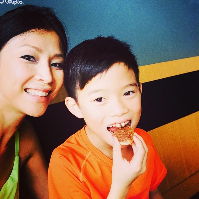 
Wong Li-Lin – bà mẹ 2 con nổi tiếng với bản hợp đồng dạy con mới kí cùng cậu con trai 11 tuổi.
