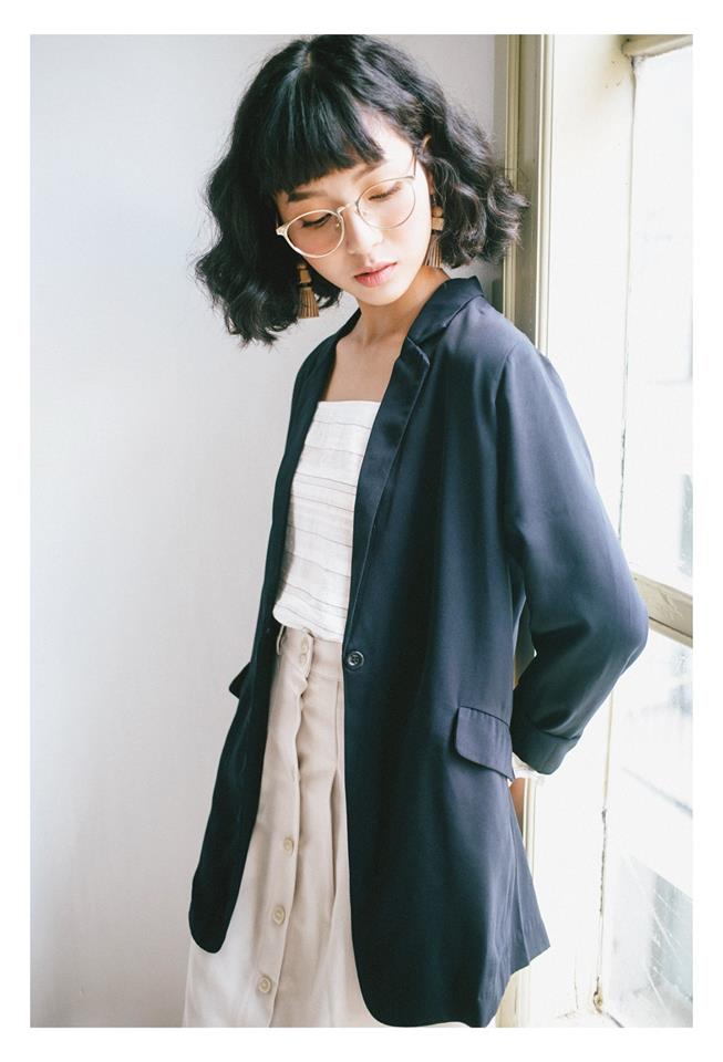 Mẫu áo của Ceci Cela chắc chắn là thiết kế đơn giản và cơ bản nhất. Áo blazer trơn đứng dáng nhưng vẫn rất mềm mại, phần cổ 2 ve đúng chuẩn dáng blazer thanh lịch, bạn hoàn toàn có thể diện thật chỉn chu, tinh tế đễn công sở mỗi ngày.