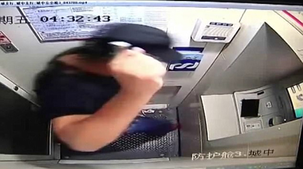 
Người đàn ông điên cuồng đập vỡ cây ATM.
