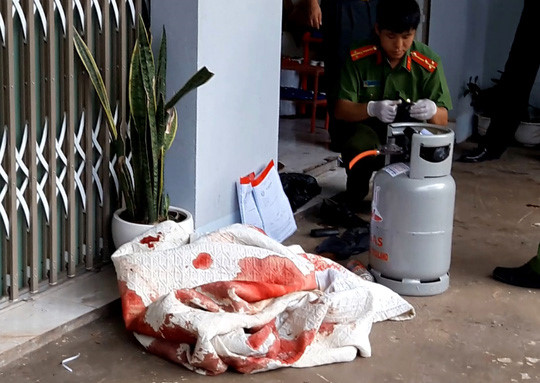 
Cường mở nắp bình gas 12 kg dọa cho nổ tung ngôi nhà. Ảnh: Minh Quý.
