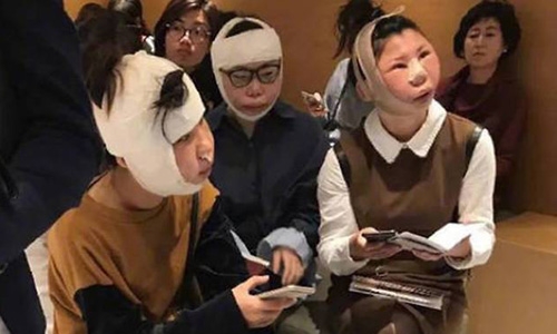 
Ba phụ nữ được cho là bị giữ lại sân bay ở Hàn Quốc vì khuôn mặt biến dạng sau phẫu thuật thẩm mỹ. Ảnh: Sun.
