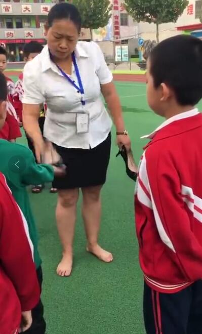 
Cô giáo Lý Tuyết dùng mũi giày đánh vào tay học sinh.
