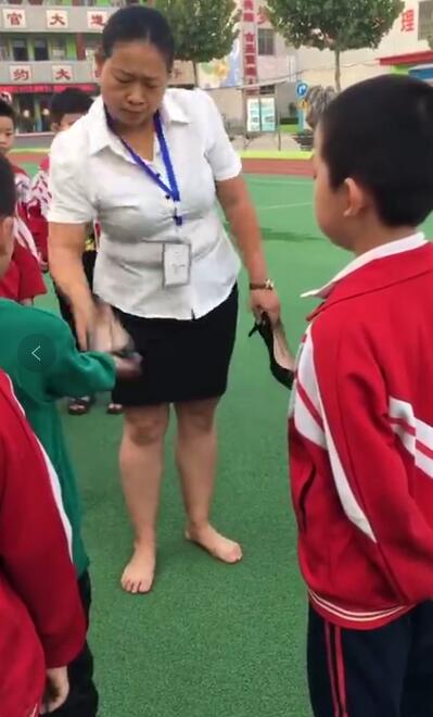 
C&ocirc; gi&aacute;o L&yacute; Tuyết d&ugrave;ng mũi gi&agrave;y đ&aacute;nh v&agrave;o tay học sinh.
