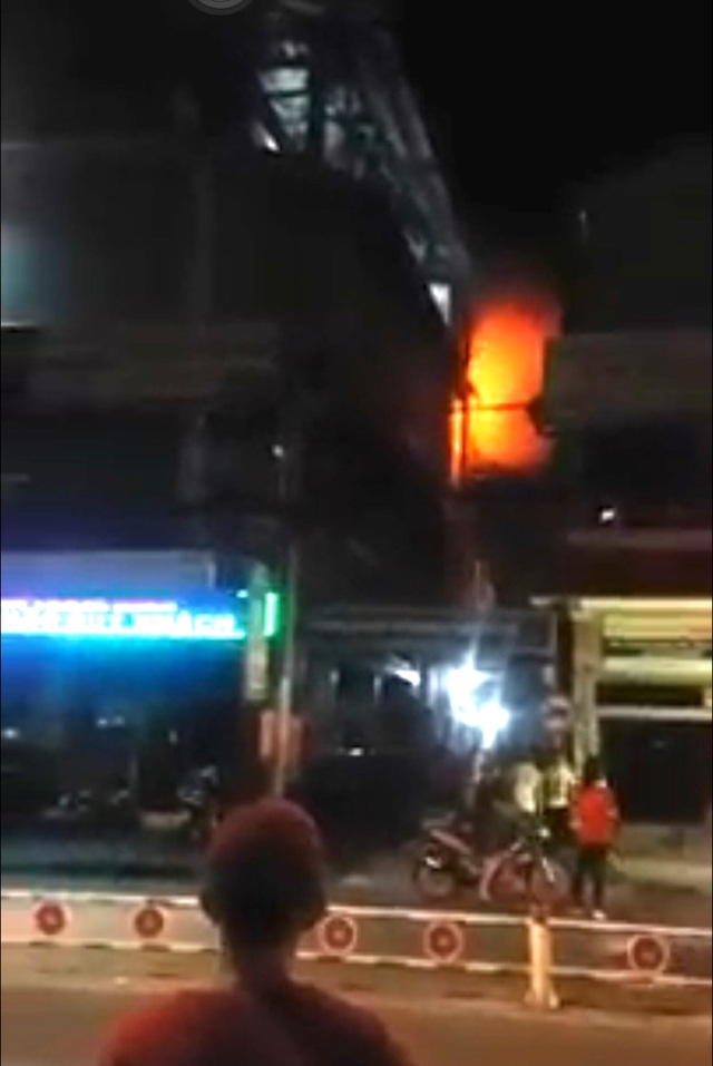 Lửa b&ugrave;ng l&ecirc;n từ căn nh&agrave; trong hẻm