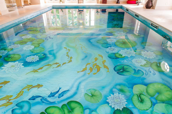 Bể bơi nổi tiếng nhờ họa tiết hồ sen ấn tượng và sống động.