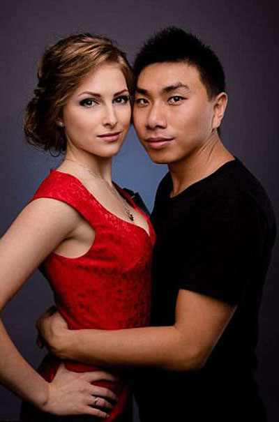 
Mei Aisi và người vợ Ukrane xinh đẹp, trẻ hơn anh 12 tuổi.

