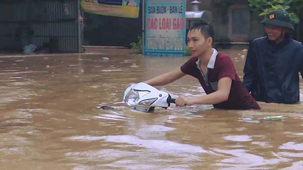 Lũ lụt vừa qua khiến hàng trăm xã phường ở Thanh Hoá ngập sâu, có nơi lút nhà. Ảnh: Lam Sơn.