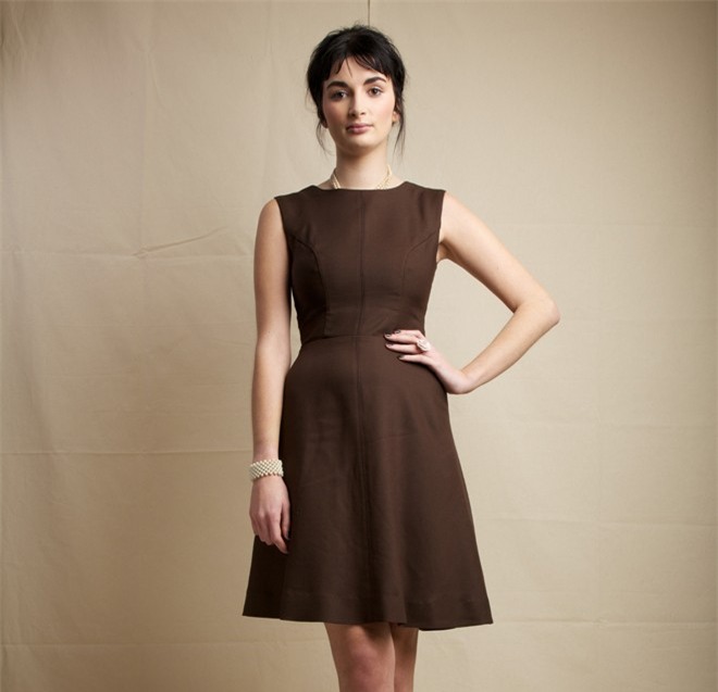 Nếu sợ “mua thêm tuổi”, bạn cần tránh phối nguyên cây nâu hoặc đen mà không có thêm bất kỳ điểm nhấn tươi sáng nào khác.