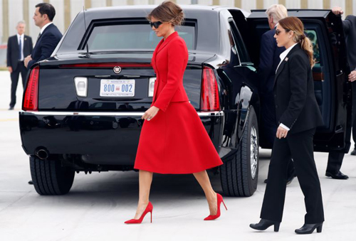 Nữ mật vụ Mỹ (phải) thường xuy&ecirc;n đi gi&agrave;y cao g&oacute;t khi th&aacute;p t&ugrave;ng b&agrave; Melania. Ảnh: AP.