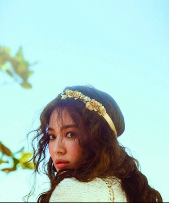 
Song Hye Kyo xuất hiện trên tạp chí Vogue số tháng 11 với vẻ đẹp duyên dáng. Bộ ảnh được thực hiện tại Mỹ với tên gọi Gaia in the World, giúp khán giả chiêm ngưỡng trọn vẹn nhan sắc, sự tươi trẻ của cô dâu tháng 10. Tuy nhiên, trái với kỳ vọng của nhiều người, Song Hye Kyo không chia sẻ bất cứ điều gì về chuyện riêng tư, cô chỉ nói về công việc, những mong muốn trong sự nghiệp.
