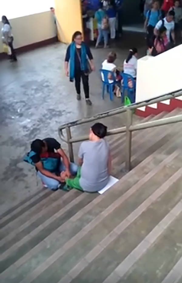 
Giữa chốn đông người, chồng quỳ xuống bóp chân cho vợ (Ảnh: Internet)
