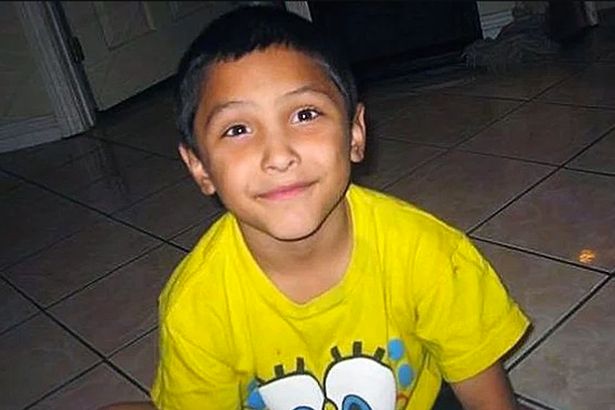 
Cậu bé Gabriel Fernandez (8 tuổi) ở Palmdale, California Mỹ bị chính mẹ ruột Pearl Fernandez và bạn trai của bà ta là Isauro Aguirre tra tấn đến chết vào ngày 22/5/2013.
