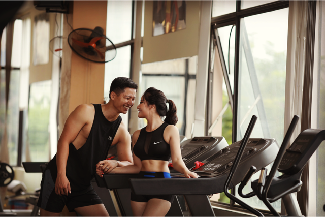 Thu quen Hùng khi đến phòng gym để rèn luyện sức khỏe.