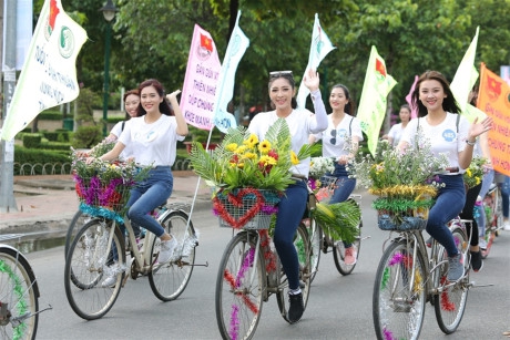 
Trong lễ phát động Tuần lễ Du lịch Xanh tại TP Phan Thiết, 33 thí sinh đã có màn diễu hành bằng xe đạp kêu gọi chung tay bảo vệ môi trường.
