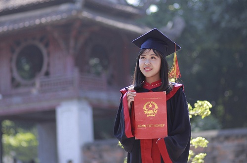 Đỗ Thùy Linh trở thành giảng viên Đại học Khoa học tự nhiên - Đại học Quốc gia Hà Nội ngay sau khi tốt nghiệp đại học. Ảnh: NVCC 