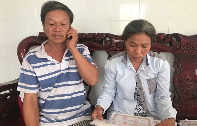 Ba mẹ Ph&uacute;c ng&agrave;y đ&ecirc;m ng&oacute;ng tin con - Ảnh: K.T.