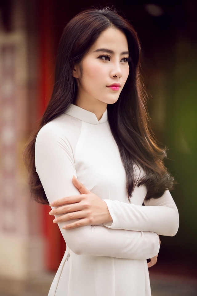 Nam Em đẹp thanh khiết trong bộ &aacute;o d&agrave;i trắng.
