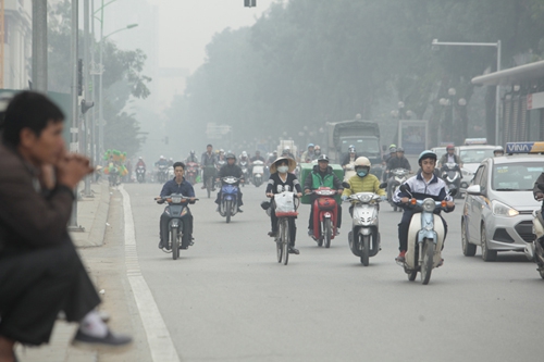Sương m&ugrave; phủ k&iacute;n trời H&agrave; Nội mấy ng&agrave;y nay. Ảnh Hồng Ph&uacute;.