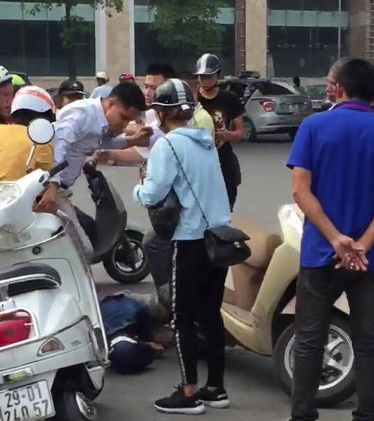 
Người dân tóm gọn người đàn ông có hành vi giả vờ gây tai nạn giao thông
