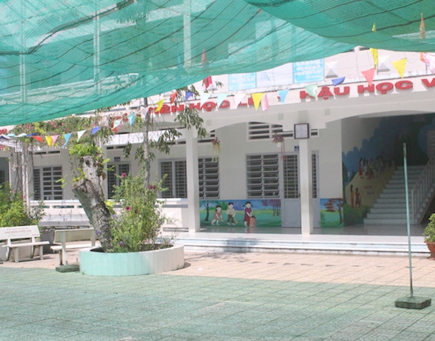 Nhiều l&atilde;nh đạo, gi&aacute;o vi&ecirc;n trường Tiểu học Giai Xu&acirc;n 3 tổ chức đi du lịch giữa học kỳ. Ảnh: Minh Anh.