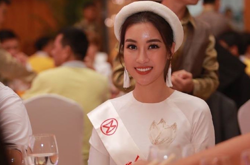 Mỹ Linh đang tham gia các hoạt động của cuộc thi Hoa hậu Thế giới 2017 cùng gần 120 người đẹp đến từ các quốc gia và vùng lãnh thổ. Cô mặc áo dài cho sự kiện gây quỹ từ thiện.