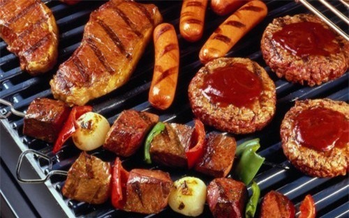 Bữa tối với quá nhiều món thịt, đặc biệt là các món thịt nướng và xông khói mang đến nhiều tác hại cho cơ thể. (Ảnh minh họa: Nguồn Internet).