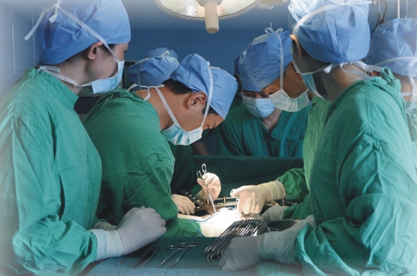 Ca phẫu thuật cho chị Lưu diễn ra trong sự căng thẳng.