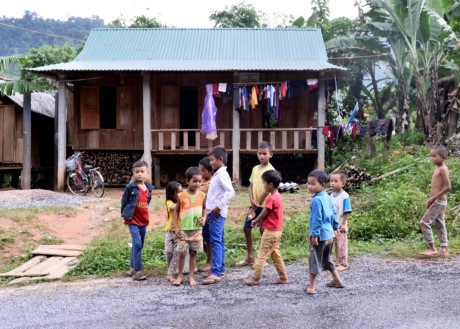 7 năm qua, Tập đoàn Viễn thông Quân (Viettel) đội đã đầu tư hỗ trợ gần 60 tỷ đồng để xây dựng trạm y tế, xây trường bán trú dân nuôi, hỗ trợ nhà ở cho hộ nghèo, đầu tư hạ tầng…, góp phần thúc đẩy phát triển kinh tế xã hội huyện Đakrông.