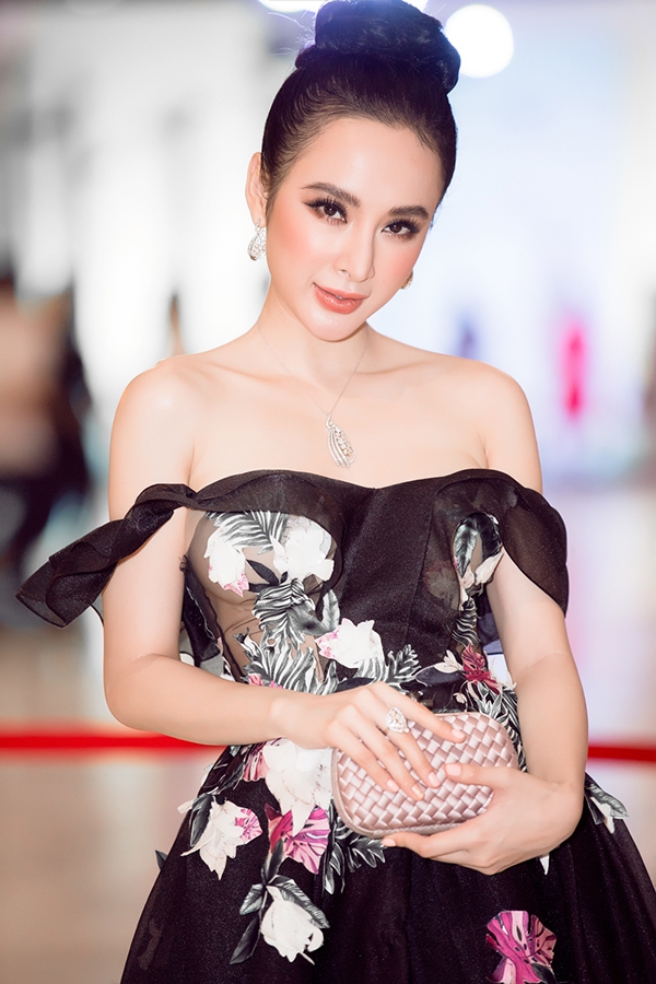 Được mệnh danh là một trong những nữ hoàng thảm đỏ nổi bật của showbiz Việt, Angela Phương Trinh luôn thể hiện sự đầu tư kỹ lưỡng cho váy áo và phụ kiện mỗi khi xuất hiện.