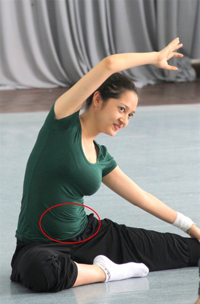 Bảo Anh không chỉ nổi tiếng với giọng hát hay mà cô cũng được xếp vào hàng những mỹ nhân sở hữu gương mặt đẹp và vóc dáng chuẩn không cần chỉnh của showbiz Việt. Nhưng, có lẽ trong những tấm hình này cô đang mất kiểm soát cân nặng của mình khi lộ rõ hẳn vòng 2 ngấn mỡ khó coi.