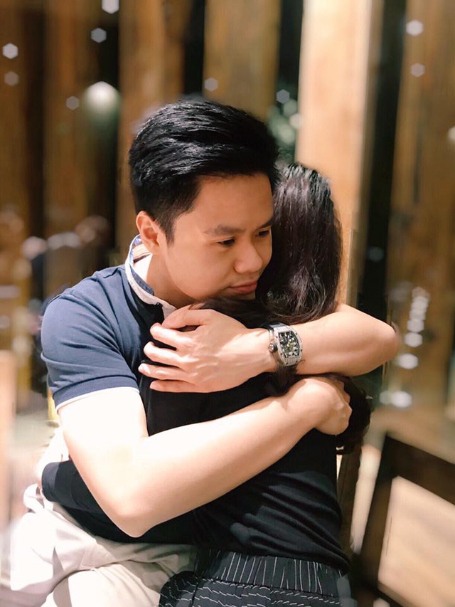 Phan Thành ôm cô gái giấu mặt đầy tình cảm. Bức ảnh khiến dân mạng tò mò, đặt ra nghi vấn thiếu gia đã có tình mới.