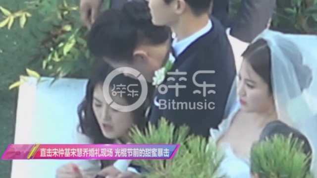 Hôm nay (31/10), Song Hye Kyo cùng Song Joong Ki chính thức trở thành vợ chồng. Lễ cưới của họ được đánh giá là đáng chờ đợi nhất trong năm nay của showbiz Hàn. Hôn lễ bắt đầu vào 16h (theo giờ địa phương, tức 14h Việt Nam). Tuy nhiên ngay từ 13h, cô dâu và chú rể đã xuất hiện trong trang phục cưới.