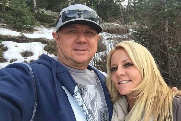 Vợ chồng ông Dennis Carver và bà Lorraine Carver đã tử nạn sau cú đâm trực diện vào chiếc cổng sắt nằm cách nhà khoảng 800 mét.