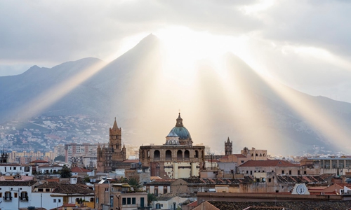 Thủ phủ Palermo của Sicily l&agrave; nơi hoạt động của tổ chức tội phạm Bagheria do bố gi&agrave; Pino Scaduto đứng đầu. Ảnh minh họa: Guardian.