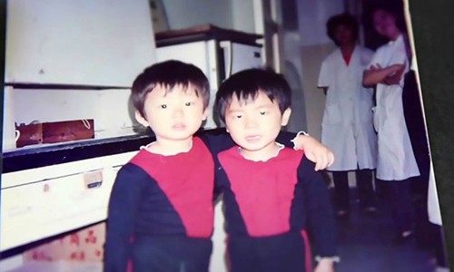 Hai cậu bé bị trao nhầm ở bệnh viện: Licheng Jian (phải) và Chengli Hui (trái). Ảnh: The Mirror.