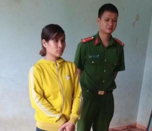 
Cơ quan chức năng đọc lệnh bắt tạm giam HLĩnh. Ảnh: Minh Quý.
