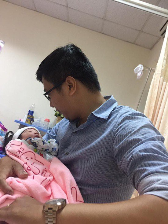 
Lê Thị Phương chia sẻ hình ảnh ông xã bế con gái sơ sinh
