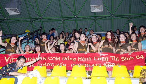 
Nhiều bạn bè đến cổ vũ Hoàng Thị Yến trong đêm thi chung kết. Ảnh: H.H
