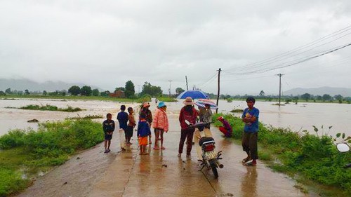 Nhiều tuyến đường bị chia cắt vì bão lũ. Ảnh: Gia Uy.