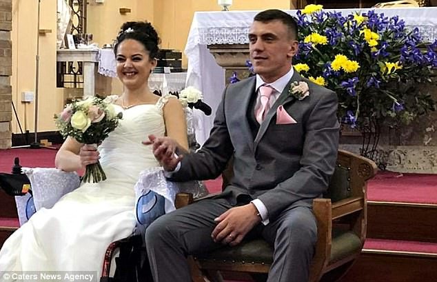 
Cặp đôi hạnh phúc trong ngày cưới. Ảnh: Daily Mail.
