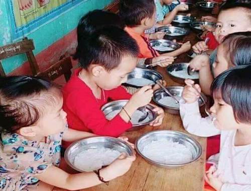 Bữa ăn của trẻ mầm non Thạch Ng&agrave;n nữ hiệu trưởng x&aacute;c nhận l&agrave; bữa ăn phụ. Ảnh: Phụ huynh chia sẻ.