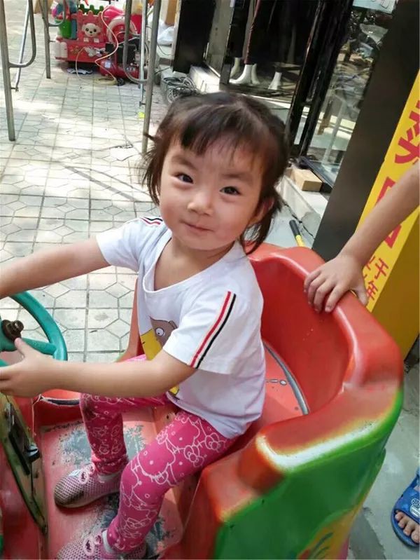 B&eacute; Dương Duyệt mất t&iacute;ch khi người nh&agrave; đang bận lo tang sự.