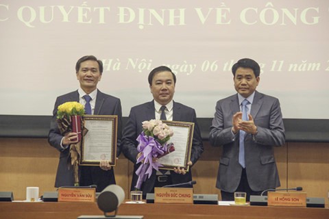 
Chủ tịch UBND TP H&agrave; Nội Nguyễn Đức Chung trao quyết định bổ nhiệm chức vụ Gi&aacute;m đốc Sở GD&ĐT H&agrave; Nội cho &ocirc;ng Chử Xu&acirc;n Dũng (đứng giữa) - (Ảnh ANTĐ).
