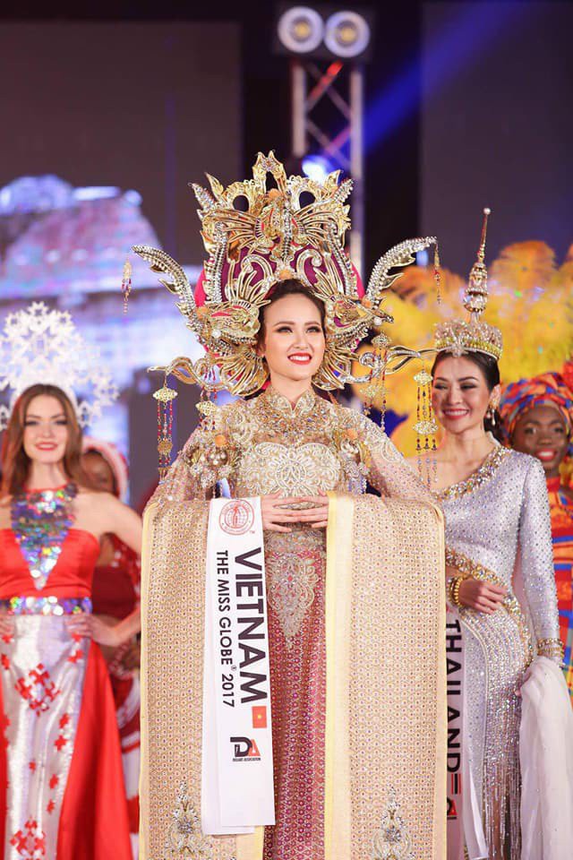 
Đêm 5/11, đại diện Việt Nam là Đỗ Trần Khánh Ngân đã xuất sắc đăng quang danh hiệu cao nhất trong đêm chung kết Miss Globe 2017 khiến công chúng không khỏi bất ngờ. Đây được xem là thành quả xứng đáng cho những nỗ lực trong hành trình 7 tháng của tân Hoa Hậu Hoàn cầu 2017.
