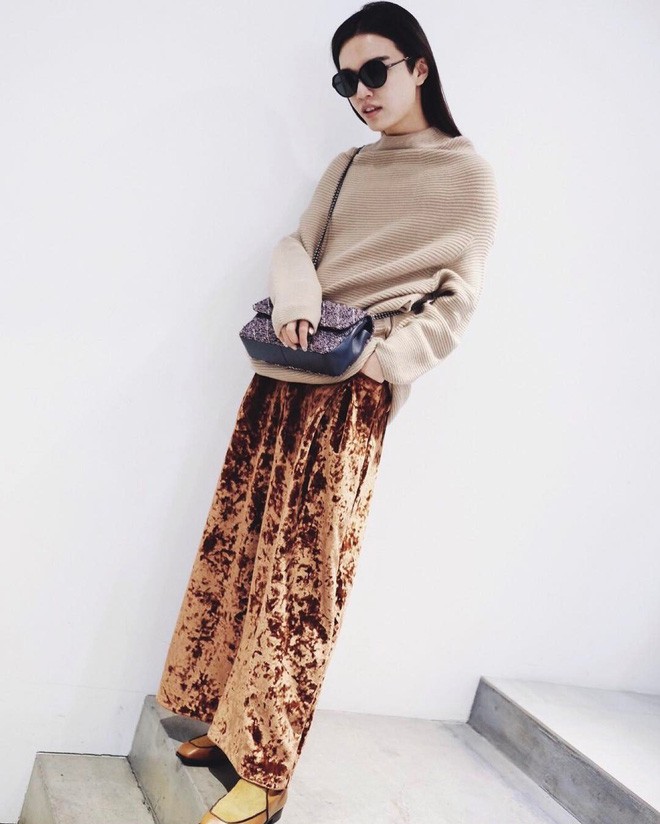 Vải nhung luôn là 1 trong những chất liệu đinh của mùa đông. Chất vải ấm áp, mềm mại, vừa đủ sự sang trọng, tinh tế mà cũng không kém phần thời thượng, sành điệu.