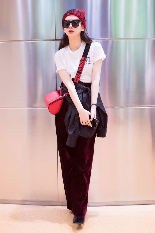 Nếu e ngại trời về chiều trở lạnh, thì bạn nên mang thêm 1 chiếc áo khoác nhẹ, vừa có thể sơvin kiểu ngang hông cá tính…