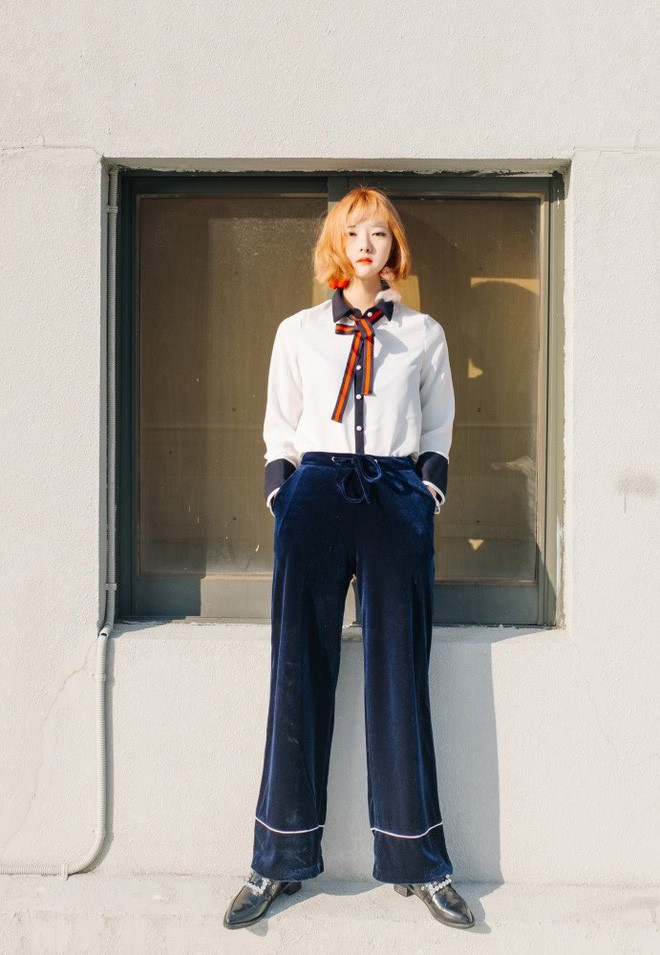 Áo sơmi với quần nhung là set đồ phù hợp với cô nàng có phong cách thanh lịch, cổ điển. Bạn có thể kết hợp thêm các phụ kiện như dây nơ, hay mũ nồi để set đồ trông bắt mắt hơn…