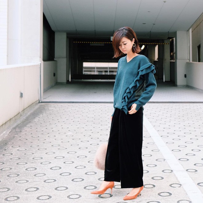 Mix quần nhung với áo len vừa đơn giản, lại vừa hợp thời tiết.