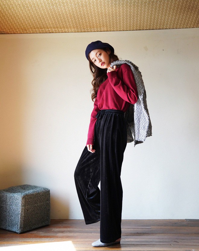 Quần nhung vốn đã mang cảm giác retro, hoài cổ nên rất hợp khi diện theo phong cách cổ điển. Với phong cách này thì bạn nên chọn trang phục theo những gam màu trầm như nâu, đen, đỏ… diện cùng áo khoác vải tweed và phụ kiện mũ nồi.