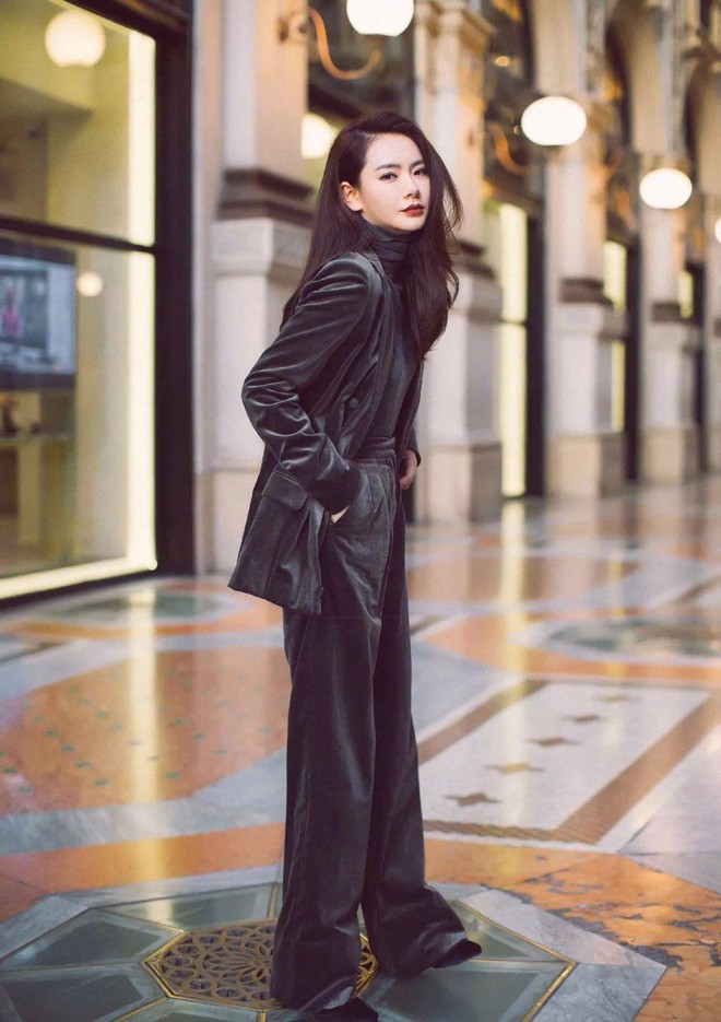 Diện quần nhung theo bộ suit thanh lịch cũng là xu hướng được nhiều ngôi sao châu Á lăng xê dịp cuối năm này.